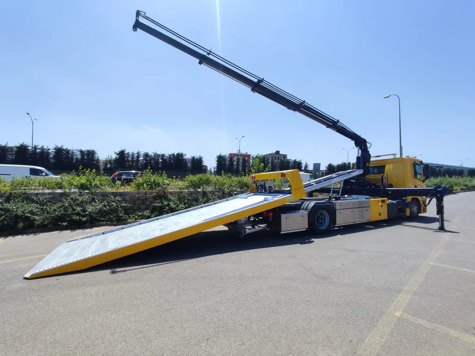 Crane Equipped Recovery Truck visual 3